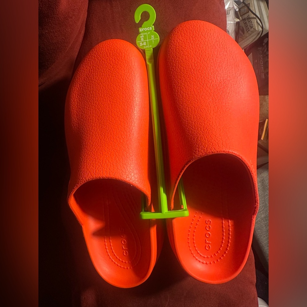 CROCS women' Bright Red Slippers